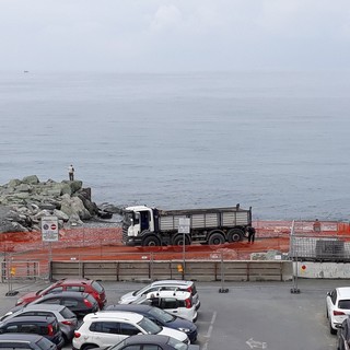 Voltri, sabbia vera per il ripascimento della spiaggia