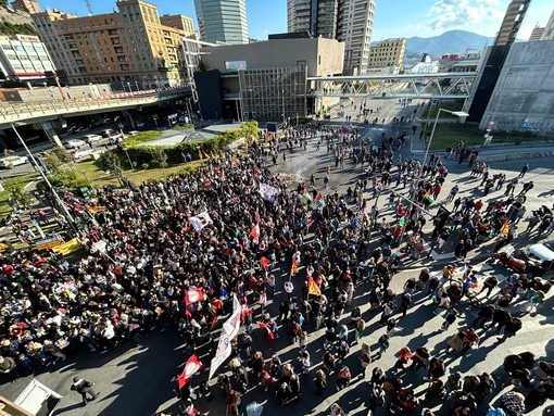 Studenti e studentesse in corteo: “Chi resta indifferente è complice”