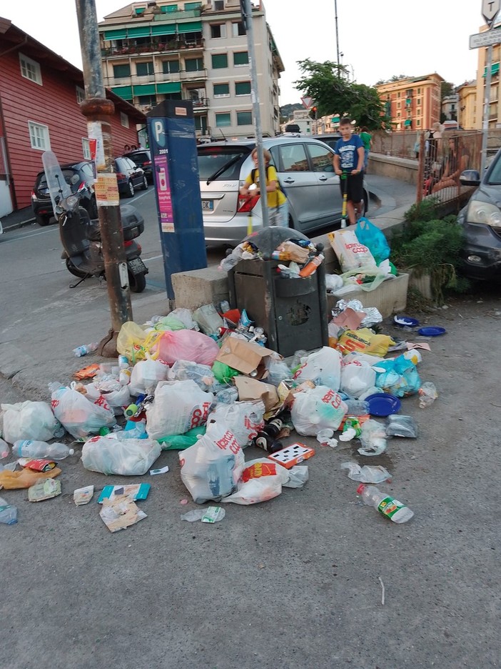 Spiaggia libera a Sturla, la discarica è servita