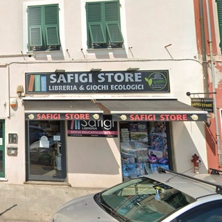 Pegli, chiude la libreria e sul lungomare arriva un’altra gelateria: al posto di Safigi, ecco il marchio Excelsa