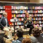 Salis presenta il suo libro ‘È già domani’, bagno di folla alla Feltrinelli
