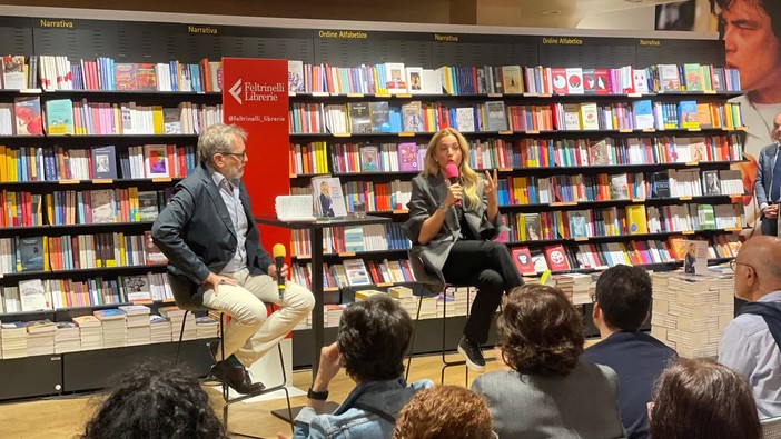 Salis presenta il suo libro ‘È già domani’, bagno di folla alla Feltrinelli Salis presenta il suo libro ‘È già domani’, bagno di folla alla Feltrinelli