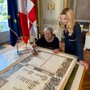 Pergamena dei sindaci, trascritto il nome di Silvia Salis: la tradizione si rinnova dal 1849