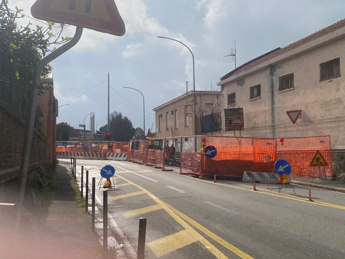 La strettoia di via Pacoret a Multedo che sta provocando notevoli rallentamenti La strettoia di via Pacoret a Multedo che sta provocando notevoli rallentamenti