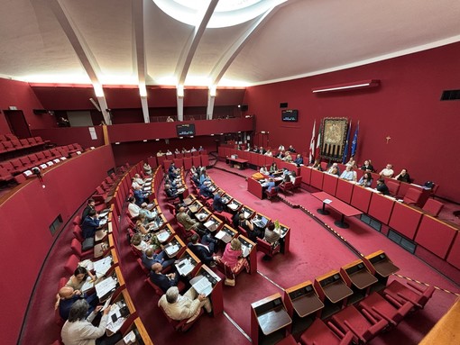 In consiglio passano le linee programmatiche dell’amministrazione Salis, ma è sempre polemica sul ‘caso Chiarotti’