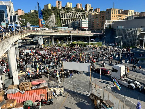 Bloccata la Freedom Flotilla, questa sera alle 18 nuova manifestazione in piazza Caricamento Bloccata la Freedom Flotilla, questa sera alle 18 nuova manifestazione in piazza Caricamento