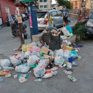 Spiaggia libera a Sturla, la discarica è servita