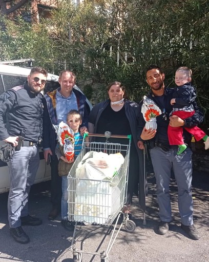 Poliziotti della questura fanno una spesa di solidarietà a una famiglia ucraina
