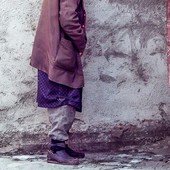 “Non si può mettere il disagio sotto il tappeto”: tra via XX Settembre, Piccapietra e il Carlo Felice la Genova che vive ai margini trova casa in strada