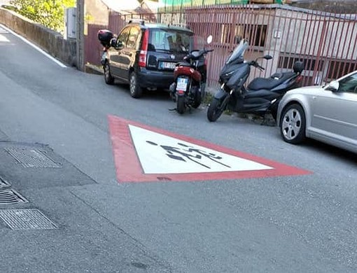 Sestri, in via Sant’Alberto arriva (finalmente) la segnaletica fuori dalla scuola