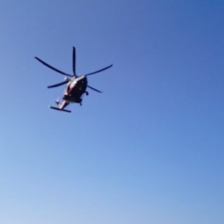 Cade nel bosco durante la notte, trasportato al San Martino in elicottero (VIDEO)
