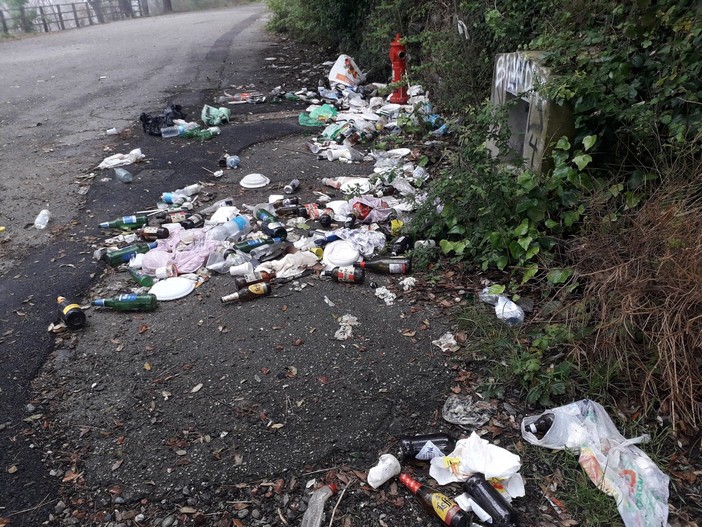 Sentiero dei Bunker e delle Batterie, cumuli di spazzatura al Monte Moro
