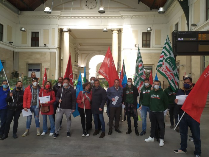 Protesta a Principe dei 16 carrellisti sui treni Intercity rimasti senza lavoro (Foto e Video)