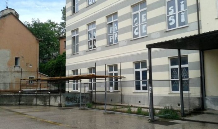 Pra’, la scuola ‘Thouar’ è un monumento ai ritardi Pra’, la scuola ‘Thouar’ è un monumento ai ritardi