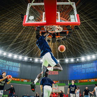 I Seagulls di basket durante un loro evento presso il nuovo Palasport di Genova