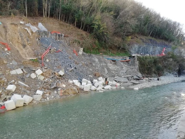 La frana sulla SP4 a Ceranesi La frana sulla SP4 a Ceranesi