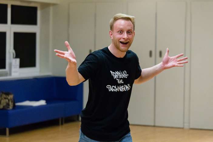 Simone Sistarelli, da Genova a Londra: "Faccio danzare i malati col Popping For Parkinson's" Simone Sistarelli, da Genova a Londra: "Faccio danzare i malati col Popping For Parkinson's"