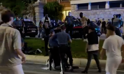 Rissa all’alba in corso Italia: convalidati gli arresti, ma niente misure cautelari per i sei giovani Rissa all’alba in corso Italia: convalidati gli arresti, ma niente misure cautelari per i sei giovani