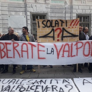 &quot;Bucci aprici le strade&quot;: a Genova il corteo che chiede certezze dopo 55 giorni di isolamento
