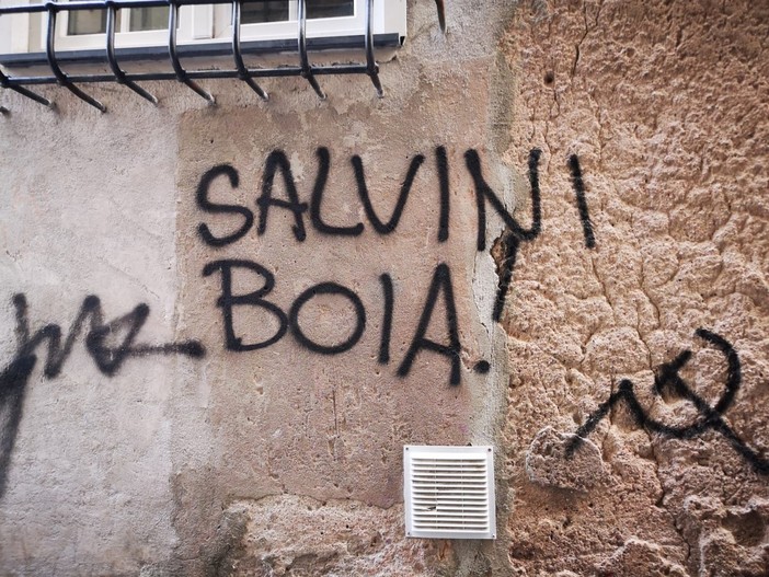 "Salvini boia" e altre scritte contro il Ministro nel centro storico di Genova