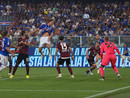 L'incornata di Meulensteen, autore del gol dell'1-0 (Foto G. Siri)