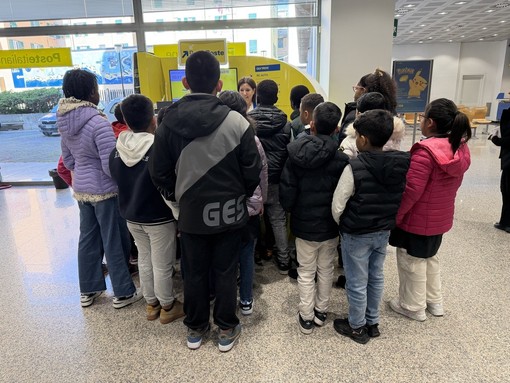 Poste aperte ai piccoli: gli alunni dell'istituto Cantore scoprono il viaggio della corrispondenza