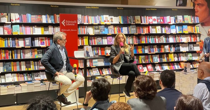 Salis presenta il suo libro ‘È già domani’, bagno di folla alla Feltrinelli Salis presenta il suo libro ‘È già domani’, bagno di folla alla Feltrinelli