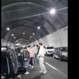 In A26 code chilometriche e gli automobilisti giocano a pallone (Video)