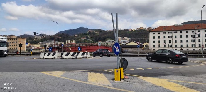 L’inferno della viabilità in Valpolcevera. Linea Condivisa: «In via Castel Morrone un senso unico che nessuno rispetta e nessuno controlla»