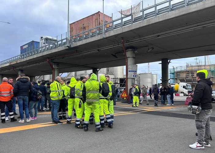Operaio muore al porto di Pra’, le reazioni della politica: “Sia introdotto il reato di omicidio sul lavoro” Operaio muore al porto di Pra’, le reazioni della politica: “Sia introdotto il reato di omicidio sul lavoro”