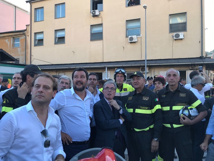 Matteo Salvini durante il sopralluogo per il ponte crollato a Genova Matteo Salvini durante il sopralluogo per il ponte crollato a Genova