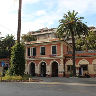 Aggressione fuori dal bar della stazione di Pegli: uomo accoltellato e trasportato in ospedale