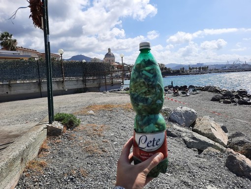 Pegli, emergenza rifiuti abbandonati al Molo Ciarafoni