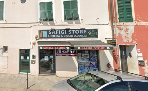 Pegli, chiude la libreria e sul lungomare arriva un’altra gelateria: al posto di Safigi, ecco il marchio Excelsa