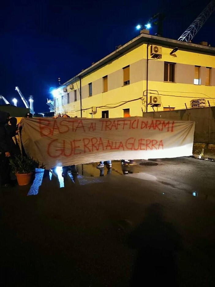 Porto di Genova: lavoratori in sciopero contro la guerra in Yemen