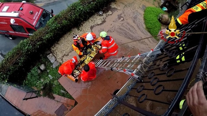 Castiglione Chiavarese: salvata anziana bloccata nel fango (VIDEO)