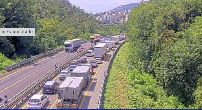 Auto a fuoco sulla A7, quattro chilometri di coda in direzione Genova