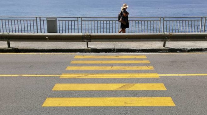 Strisce pedonali contro il guardrail a Vesima, il Municipio chiede una verifica