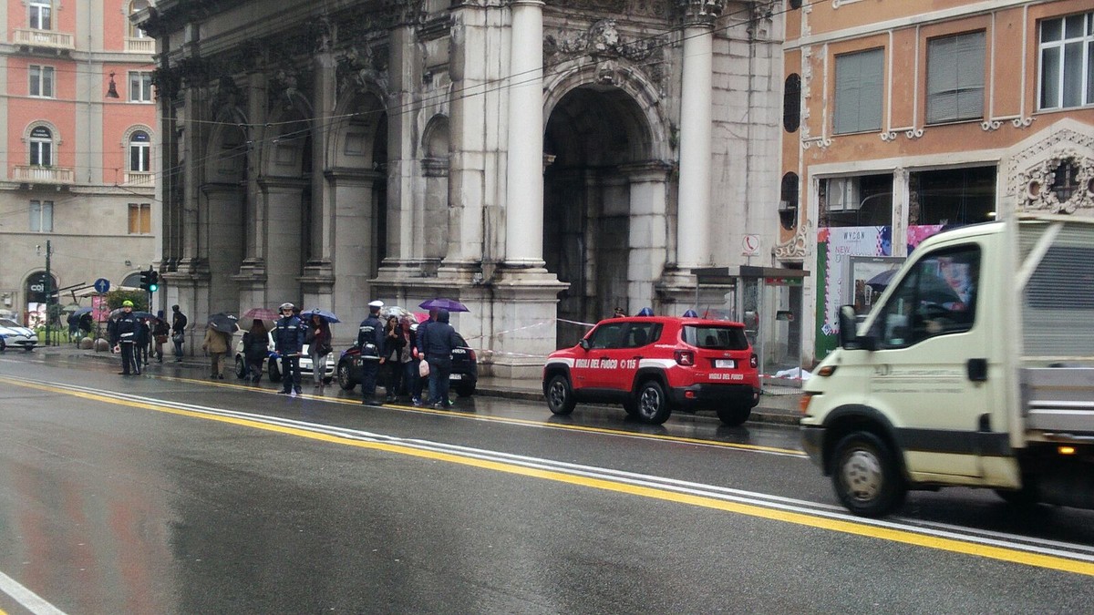 Genova, suicidio al Ponte Monumentale: "Perché non è arrivato il cuscino idoneo al salvataggio?" Genova, suicidio al Ponte Monumentale: "Perché non è arrivato il cuscino idoneo al salvataggio?"