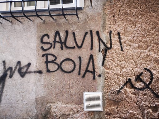 "Salvini boia" e altre scritte contro il Ministro nel centro storico di Genova