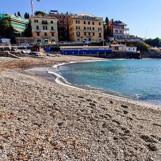 Possibile presenza di amianto sulla spiaggia di Priaruggia, scatta il divieto di accesso
