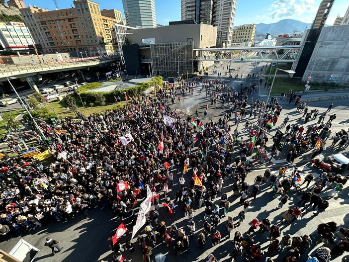 Studenti e studentesse in corteo: “Chi resta indifferente è complice”
