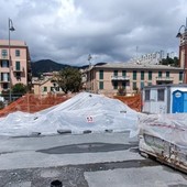 I sacchi con i detriti degli scavi sul piazzale della stazione ferroviaria di Pra'