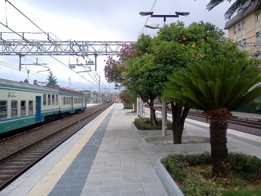 Al mare con il treno: tornano i collegamenti aggiuntivi nel week end per raggiungere la Liguria