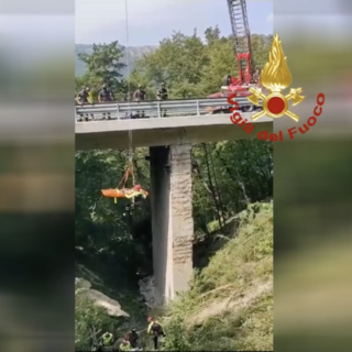 Davagna, le immagini del recupero del motociclista precipitato da una scarpata (Video)