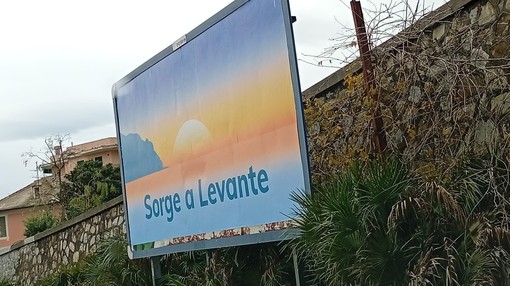 "Sorge a Levante", la pubblicità anonima affissa in città per promuovere la prossima apertura... di un supermercato "Sorge a Levante", la pubblicità anonima affissa in città per promuovere la prossima apertura... di un supermercato