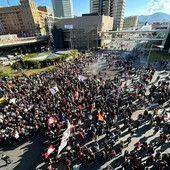 Studenti e studentesse in corteo: “Chi resta indifferente è complice” Studenti e studentesse in corteo: “Chi resta indifferente è complice”