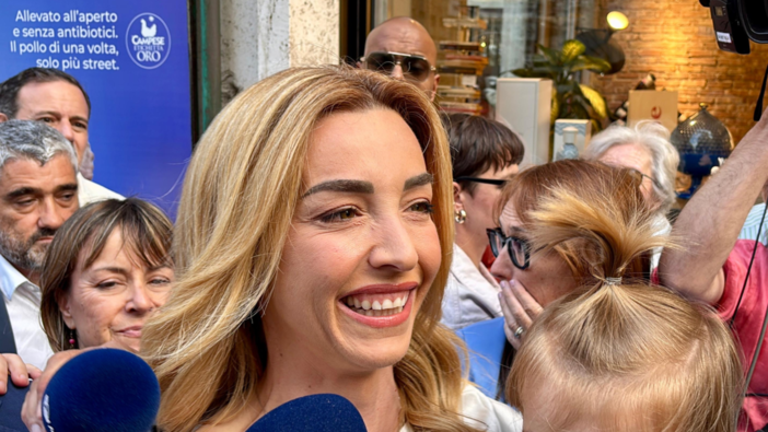 Le prime parole da sindaca di Silvia Salis: "La città chiedeva un cambiamento. Dedico la vittoria a mio padre" Le prime parole da sindaca di Silvia Salis: "La città chiedeva un cambiamento. Dedico la vittoria a mio padre"