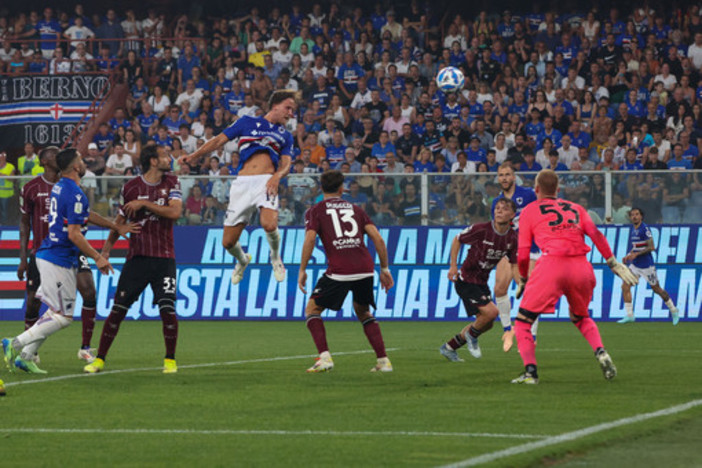 Intossicazione alimentare per ventuno tesserati della Salernitana, aperta un'inchiesta: indaga la Procura di Genova