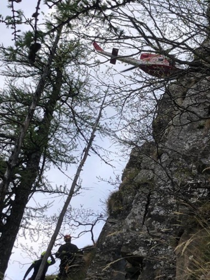 Cane e padrone genovesi recuperati dai vigili del fuoco al lago di Laux